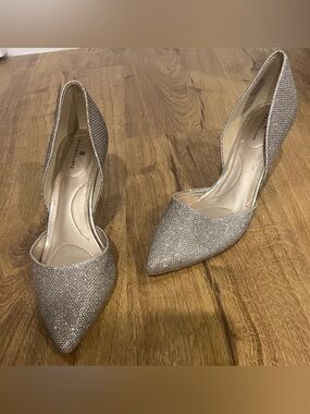 Bandolino Silver Glitter Pointed D'Orsay Heels  l 7.5
